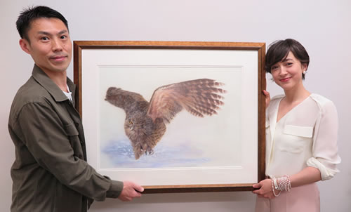 滝川クリステルさんへ新作「シマフクロウ」を寄贈